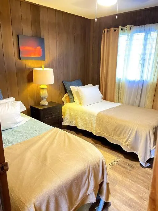 Holiday home The Hilo Homebase - Charming 3 Bedroom Hilo Home, With Ac!