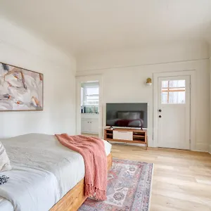 https://stay-collection-the-sullivans-gulch-lodge-94-walkscore.portland-hotels.info