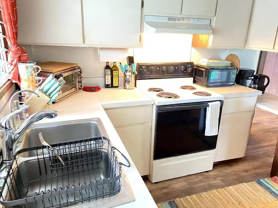 The Hilo Homebase - Charming 3 Bedroom Hilo Home, With Ac!